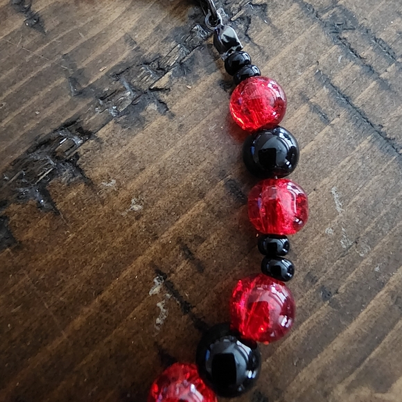 Red and Black Beaded Bracelet And Earring Set - Picture 5 of 11